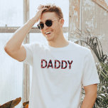 FROST Rustic Lumberjack Red Flanals pappa T Shirt<br><div class="desc">Den här skjortan har en fin vattenfärgsflanell som stavar ut ord,  "pappa". Den här skjortan från pappa är perfekten till din favoritpresent till pappa eller fungerar som en underbar gravid-annons.</div>