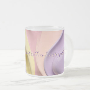Frostad glas mugg i stilrent abstrakt grafik