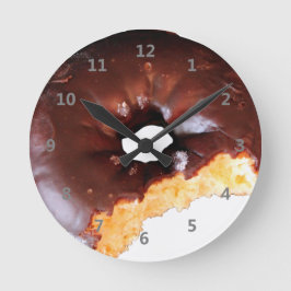 Frostad gul tårtamunk för choklad med bitan ut rund klocka