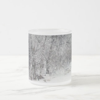 Frostad mugg för snöig skogen
