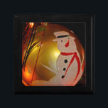 Frosted Snögubbe Ornament Minnesask<br><div class="desc">Frosted Snögubbe på Guld Ornament av Lee Hiller Photography. Du tittar på Lee Hiller Designs Collection of Home and Office Decor, Apparel, Gifts and Collectibles. Utformningen omfattar Lee Hiller Photography och Mixed Media Digital Art Collection. Du kan visa hennes naturfotografi på http://HikeOurPlanet.com/ och följa hennes vandrande blogg i Hett Vår...</div>
