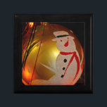 Frosted Snögubbe Ornament Minnesask<br><div class="desc">Frosted Snögubbe på Guld Ornament av Lee Hiller Photography. Du tittar på Lee Hiller Designs Collection of Home and Office Decor, Apparel, Gifts and Collectibles. Utformningen omfattar Lee Hiller Photography och Mixed Media Digital Art Collection. Du kan visa hennes naturfotografi på http://HikeOurPlanet.com/ och följa hennes vandrande blogg i Hett Vår...</div>