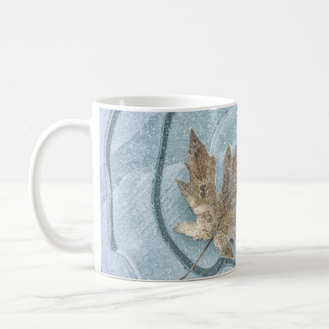 Frostig lönnlöv frusen på is kaffemugg (Vänster)