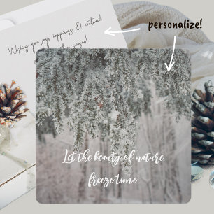 Frostiga grenar och en snötäckt skog julkort