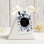 Frosty Blue Winter Blommigt Monogram Bröllop Presentetikett<br><div class="desc">Vår "'Frosty Winter Blommigt Bröllop'"-samling har blommigtar med stålblå vattenfärg parade med personlig monogram och elegant typografi på olika färger i bakgrunden som du kan välja mellan. Checka ut vår butik om du vill ha fler objekt från den här samlingen.</div>