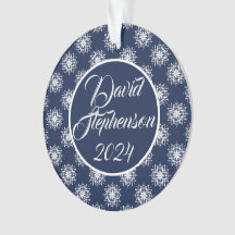 Frosty snöflingor vid midnatt blå himmel