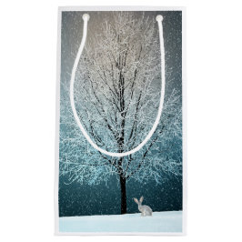 Frosty träd på kvällen