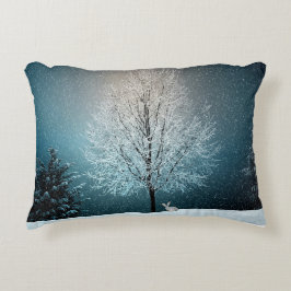 Frosty träd på kvällen prydnadskudde