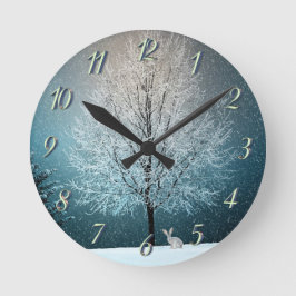 Frosty träd på kvällen rund klocka