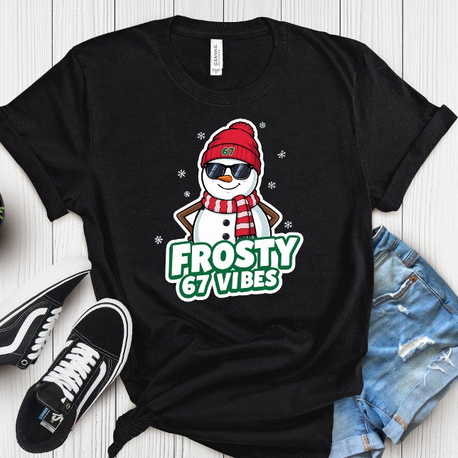 Frosty Vibes 67 Snowman Christmas – Retro Winter  T Shirt (Skapare uppladdad)
