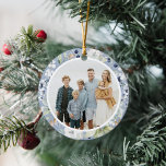 Frosty Winter Foliage Greenery Photo jul Julgransprydnad Keramik<br><div class="desc">Den här eleganten och den klassiska helgdag har ett vackert cirkulärt vattenfärgen ram i löv,  bär och andra gröna över en dammig blå bakgrund. De botaniska illustrationerna fortsätter på baksidan. Hälsning på baksidan är redigerbart och i ett klassiskt serif-teckensnitt. Där kan du lägga till året och din familj namn.</div>