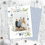 Frosty Winter Foliage Ram Helgdag Photo Card Julkort<br><div class="desc">Den här eleganten och det klassiska helgdag har ett foto med vackra löv, bär och annat grönt mot en vit bakgrund. Hälsning på framsidan säger "HAPPIEST-HELGDAGAR" i ett klassiskt serif-teckensnitt. Kortets baksida har en enkel grönt och vit diagonal rand-bakgrund som kan tas bort om så önskas. Du kan också lägga...</div>