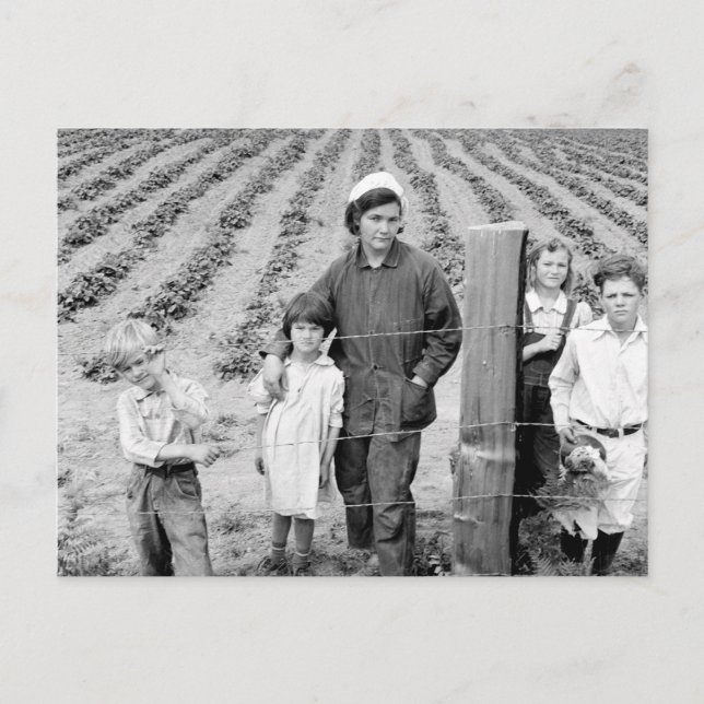 Fru Arnold och barn - 1939. Vykort (Framsida)