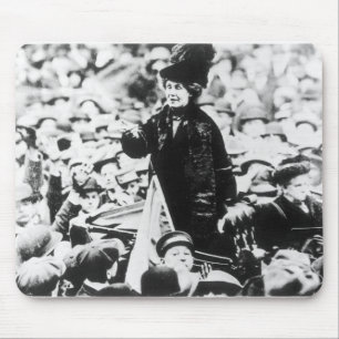 Fru Emmeline Pankhurst som tilltalar en folkmassa Musmatta