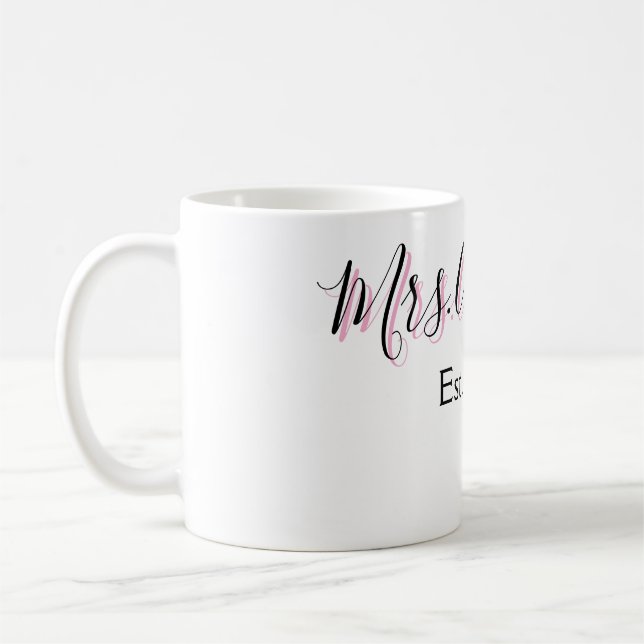 Fru förnamn efternamn svart rosa est år modern  kaffemugg (Vänster)