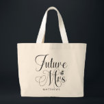 Fru framtid Bröllop Tote väska med anpassat namn<br><div class="desc">Fru framtid Bröllop Tote väska med anpassat namn - Anpassningsbar tote väska med modern script typografi och är personlig med din framtida efternamn. Teckensnittet är accentuerat med en förlovningsring. Visas i svart och vitt.</div>