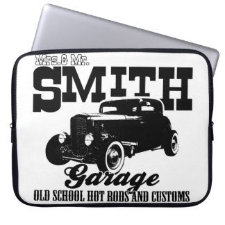Fru & Herr Smiths Hot-Rod-garage Laptop Sleeve