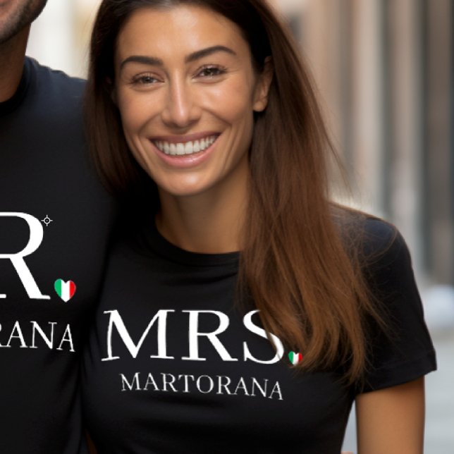 Fru Italienska flaggans hjärta Personligt efternam T Shirt (Couple's t-shirt in black with MRS.Italian Flag Heart for the periodEngagement or Wedding gift)