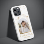 FRU OCH ALLTID Bröllop Magenta Celestial Foto<br><div class="desc">MAGENTAN FOREVER OCH ALWAYS Bröllop Celestial Photo Personlig Namn Smart Mobil iphone case har sol, måne och stjärnor med bild på magentans bakgrund och personlig med ditt namn och anpassningsbar eller "För alltid" i modern guld calligraphy-skriptypografi. PHOTO TIP: centrera fotot innan du laddar upp det till Zazzle. Designad av ©Evco...</div>