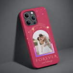 FRU OCH ALLTID Bröllop Magenta Celestial Foto<br><div class="desc">MAGENTAN FOREVER OCH ALWAYS Bröllop Celestial Photo Personlig Namn Smart Mobil iphone case har sol, måne och stjärnor med bild på magentans bakgrund och personlig med ditt namn och anpassningsbar eller "För alltid" i modern guld calligraphy-skriptypografi. PHOTO TIP: centrera fotot innan du laddar upp det till Zazzle. Designad av ©Evco...</div>