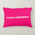 Fru ordförande, den moderna typografin shock rosa prydnadskudde<br><div class="desc">Fru ordförande! Den moderna typografin minimalistisk shock rosa, accent Pillow. Vit fetstilt text på shock rosa redigerbar bakgrund i färg. Så du kan anpassa den och göra den unik. Fira nationens president på presidentinvigningsdagen. Det kan också vara en underbar roligt för att fira en kvinnlig flicka chef som har blivit...</div>
