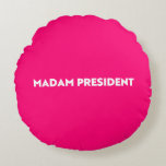 Fru ordförande, den moderna typografin shock rosa rund kudde<br><div class="desc">Fru ordförande! Den moderna typografin minimalistisk shock rosa Round Pillow. Vit fetstilt text på shock rosa redigerbar bakgrund i färg. Så du kan anpassa den och göra den unik. Fira nationens president på presidentinvigningsdagen. Det kan också vara en underbar roligt för att fira en kvinnlig flicka chef som har blivit...</div>
