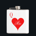 Fru Queen of hearts bröllop-kolv för fru Fickplunta<br><div class="desc">Anpassningsbar Kung av bröllop-kolven i hjärtat för hustru. Roligt bröllop presentidé för Vegas bröllop eller smekmånad. Rött spelkort kostym-design. Gör ditt eget för Las Vegas bröllop,  brudens sida eller bachelorette. Finns även för drottning av hjärtan. Hans och hennes/make och hustru/mr och mrs Design.</div>