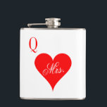 Fru Queen of hearts bröllop-kolv för fru Fickplunta<br><div class="desc">Anpassningsbar Kung av bröllop-kolven i hjärtat för hustru. Roligt bröllop presentidé för Vegas bröllop eller smekmånad. Rött spelkort kostym-design. Gör ditt eget för Las Vegas bröllop,  brudens sida eller bachelorette. Finns även för drottning av hjärtan. Hans och hennes/make och hustru/mr och mrs Design.</div>