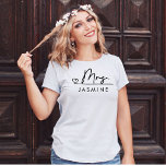 Fru Script Personligt bröllp T Shirt<br><div class="desc">Black Modern Script Personligt bröllp Monogram T-Shirt</div>