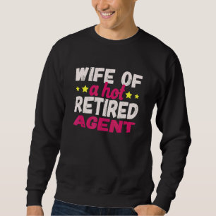 Fru till en het pensionerad agent lång ärmad tröja