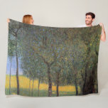 Fruit Träd, Gustav Klimt Fleecefilt<br><div class="desc">Gustav Klimt (14 juli, 1862 - 6 februari 1918) var en österrikisk symbolmålare och en av de mest framstående medlemmarna i Wien Secession-rörelsen. Klimt noteras för målningar, murar, skisser och andra föremål d'art. Förutom hans verk, som innefattar anklagelser och porträtt, målade han upp landskap. Klimt var bland konstnärer från Wienutträdet...</div>