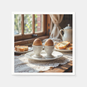 Frukostbruna ägg i äggkoppar pappersservett