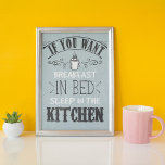 Frukosten i soporna poster<br><div class="desc">Frukosten i Bed Funny Kitchen Poster - Har du hört den populära frasen "det är roligt för det är sant"? Detta gäller definitivt för denna typografi som poster i smakfulla toner av blått, grått och vitt. Med det kinkiga budskapet "Om du vill ha frukost i sängen, sova i köket". Lägg...</div>