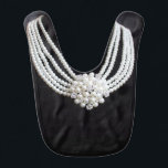 Frukosten med Baby Tiffany Baby Bib Hakklapp<br><div class="desc">Din favoritlilla socialit kommer att se ut som en miljon dollar i denna "frukost med Baby Tiffany"-bib. Bandkonstruktionen har en klassisk liten svart bib med bilden av ett häpnadsväckande halsband. Den smakliga elegansen kommer att vara perfektens sätt att kompensera för alla ansträngda ärtor som råkar bli utspridda över bibbens framsida....</div>