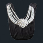Frukosten med Baby Tiffany Baby Bib Hakklapp<br><div class="desc">Din favoritlilla socialit kommer att se ut som en miljon dollar i denna "frukost med Baby Tiffany"-bib. Bandkonstruktionen har en klassisk liten svart bib med bilden av ett häpnadsväckande halsband. Den smakliga elegansen kommer att vara perfektens sätt att kompensera för alla ansträngda ärtor som råkar bli utspridda över bibbens framsida....</div>