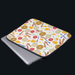 Frukostmatelektronik hänger lös laptop sleeve<br><div class="desc">En elektronik hänger lös att presentera ett themed mönster för frukostmat.  Designen består av dillandear,  rostat bröd,  grapefrukten,  orangen,  orange fruktsaft,  dela sig,  knivar,  bacon och ägg.</div>