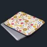 Frukostmatelektronik hänger lös laptop sleeve<br><div class="desc">En elektronik hänger lös att presentera ett themed mönster för frukostmat.  Designen består av dillandear,  rostat bröd,  grapefrukten,  orangen,  orange fruktsaft,  dela sig,  knivar,  bacon och ägg.</div>
