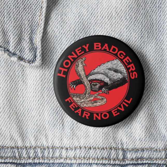 Frukta ej ondskefull råttsinkad honungsgrävling fu knapp (Honey badger verses cobra snake quote honey badgers fear no evil black and red lapel pin )