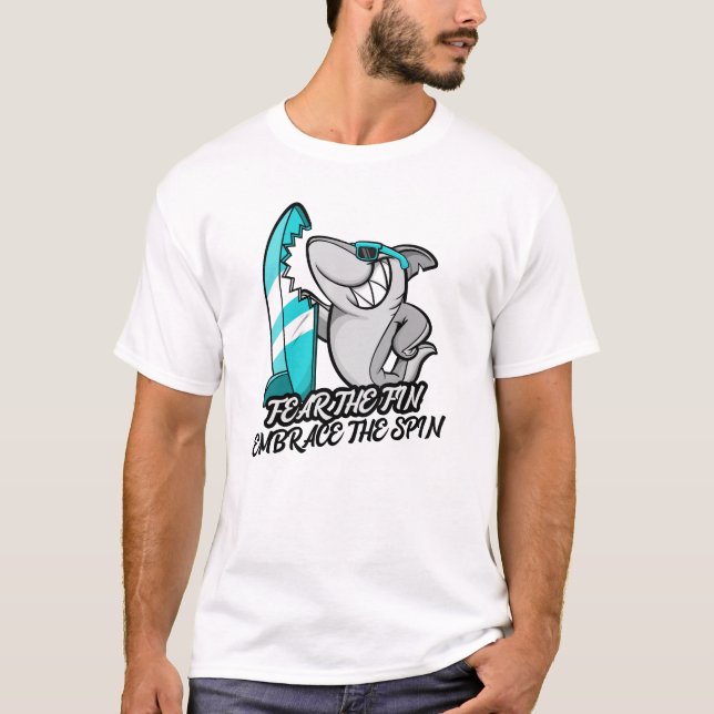 Frukta finten, embrace den spinna surfningshajen t shirt (Framsida)
