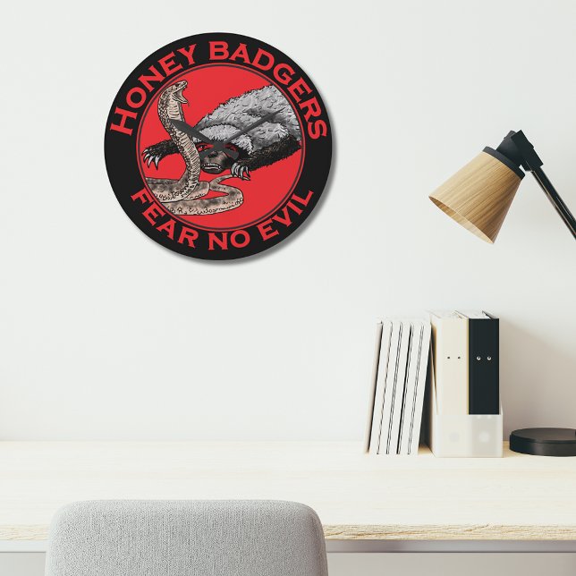 Frukta inte Evil Badass Honey badger Red Animal Ar Stor Klocka (Honey badgers fear no evil badass red and black wall clock with honey badger verses snake animal art)