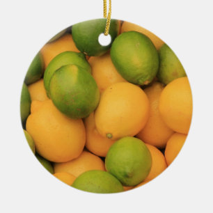 Frukter på en julprydnad på den officiella markn julgransprydnad keramik