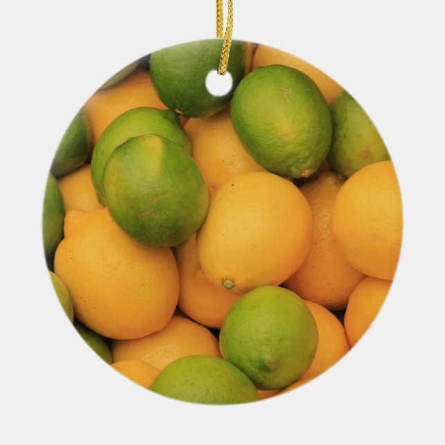 Frukter på en julprydnad på den officiella marknad julgransprydnad keramik (Framsidan)