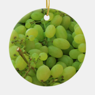 Frukter på en julprydnad på den officiella marknad julgransprydnad keramik