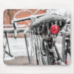 Fryst cykel i vinterfoto musmatta