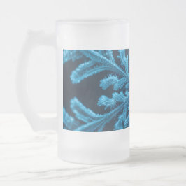 Fryst elegans: Intricate Blue Snowflake Design Frostat Ölglas
