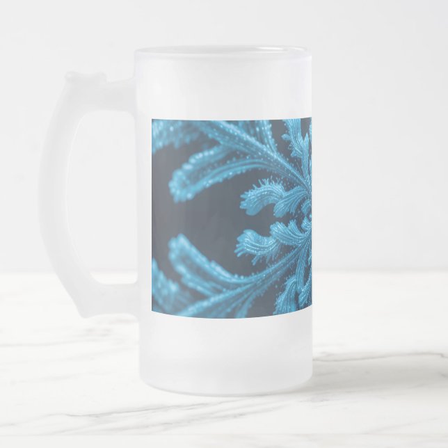 Fryst elegans: Intricate Blue Snowflake Design Frostat Ölglas (Vänster)
