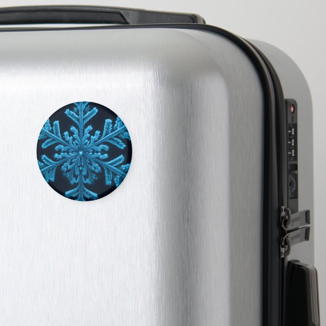 Fryst elegans: Intricate Blue Snowflake Design Magnet (In Situ (Luggage))