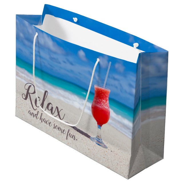 Fryst Jordgubbs Daiquiri på blå himmel sandstrand (Framsidan Vinklad)