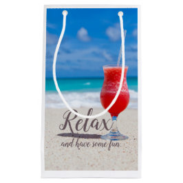Fryst Jordgubbs Daiquiri på blå himmel sandstrand