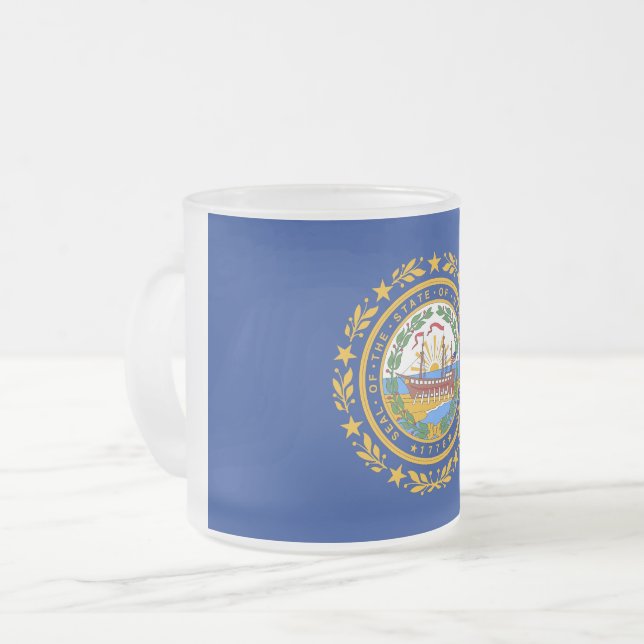 Fryst litet glas mugg med flagga av New Hampshire (Framsida vänster)